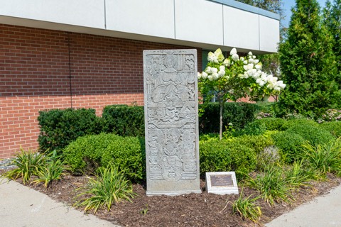 Monumento a la Raza sculpture